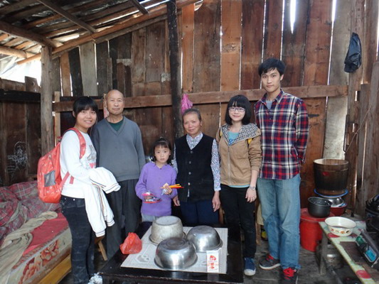 志愿者们在吴宇璇小朋友家