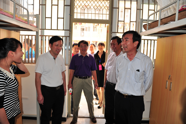莫锦荣和校领导一行在雁山                    </div></div>
                                <!--新闻内容结束-->

                                <div class=