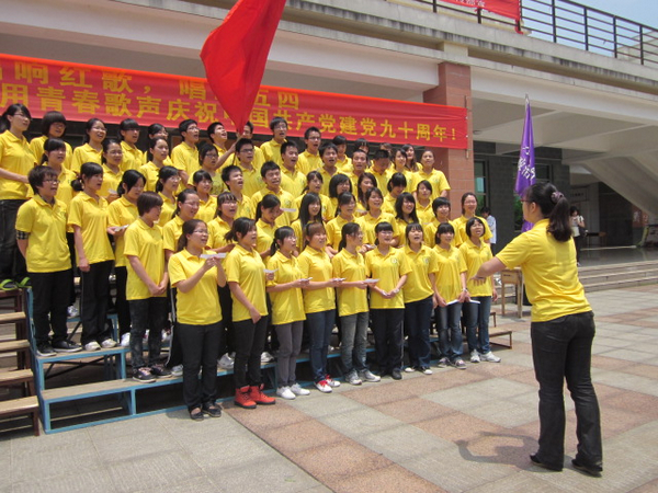 同学们精神饱满，唱出对党的衷心祝愿，唱出年轻的梦想（政行学院 谭智奇供图）
