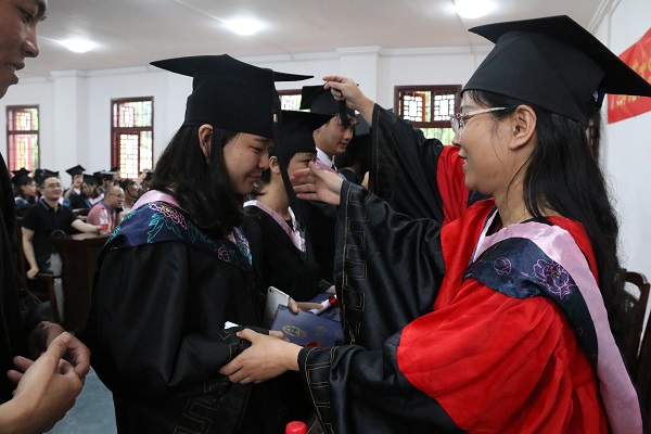 恩师为毕业学子整理最后的行装.JPG