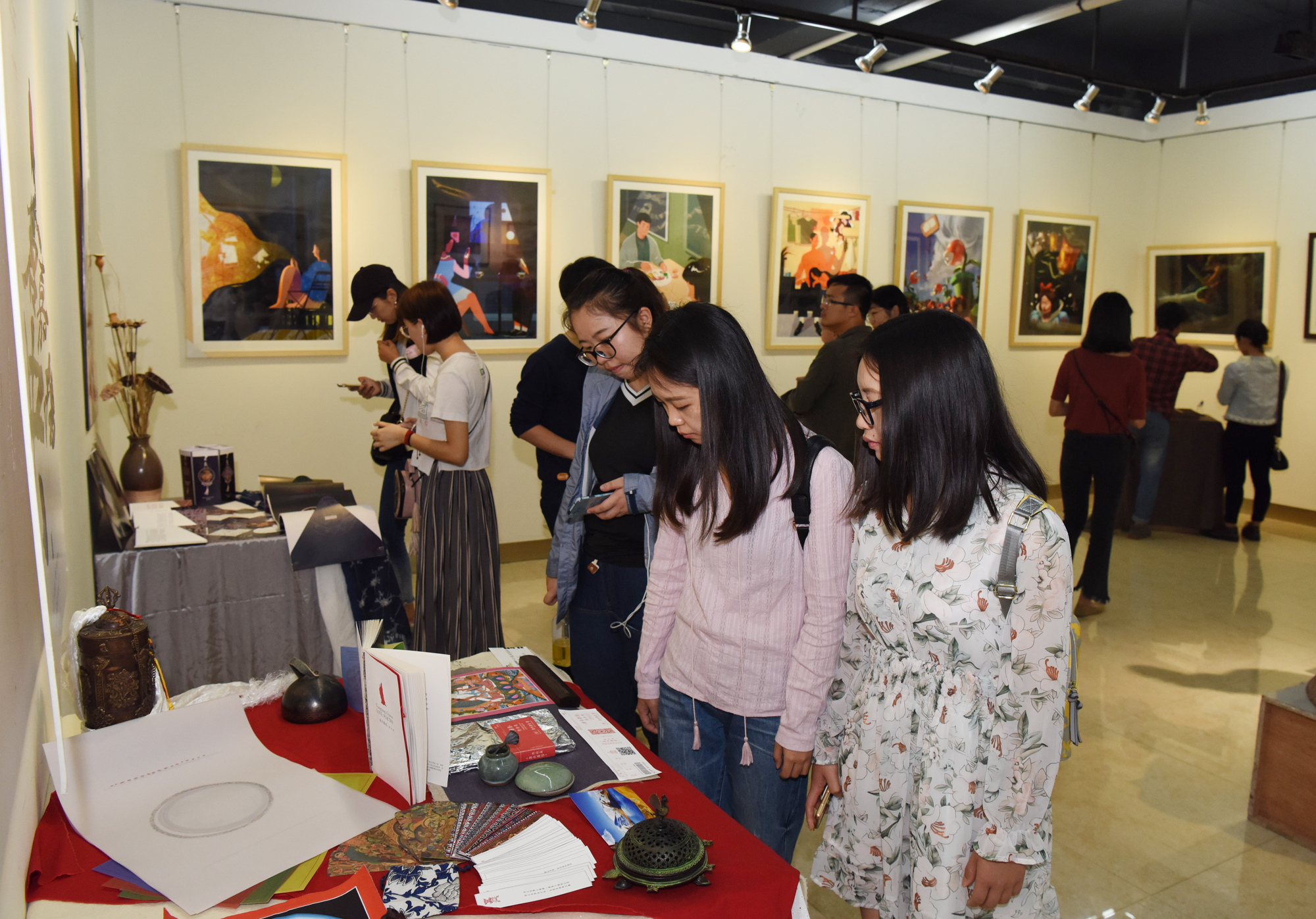 学生参观作品.jpg
