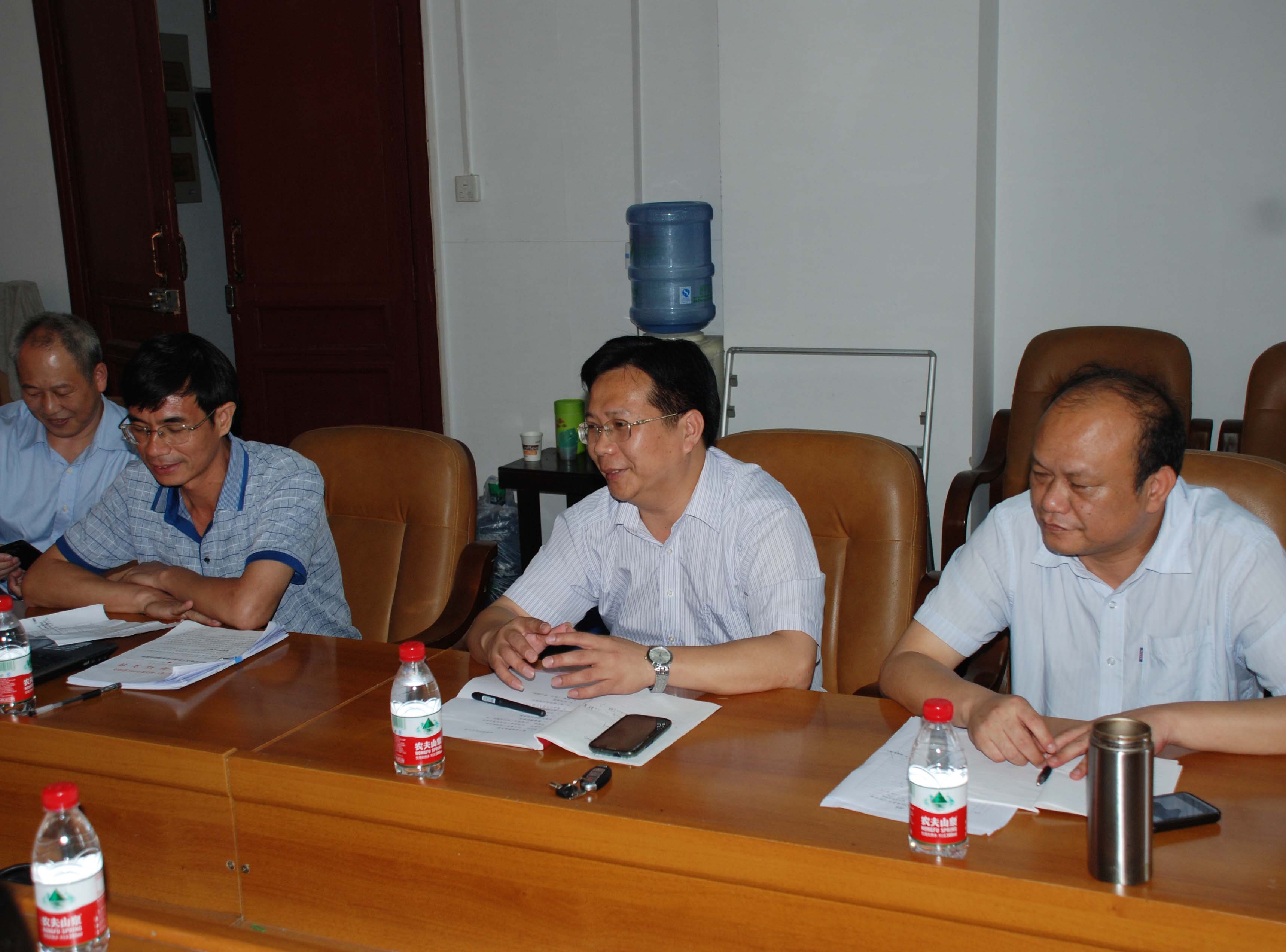 副校长覃卫国（右二）陪同参加汇报，陪同调研