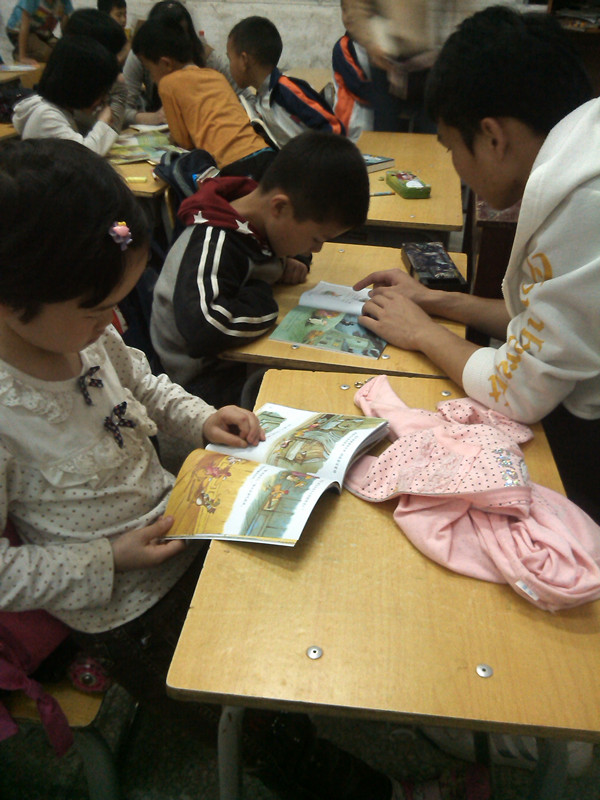 陪伴小组志愿者在陪伴孩子们阅读