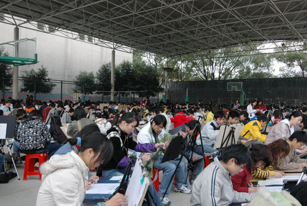 2007年广西美术专业高考考场之一 （蒙 丽/摄）