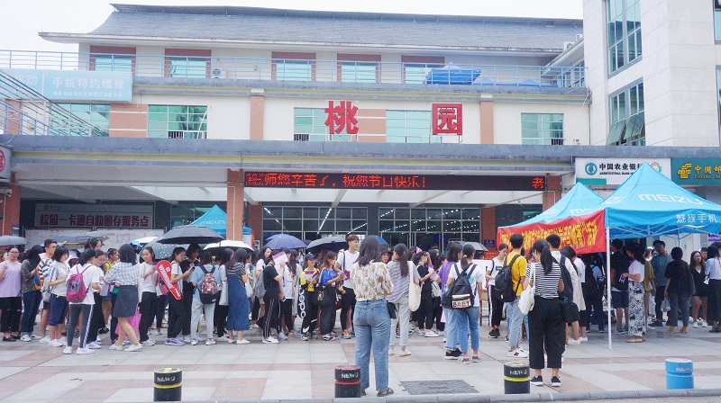雁山校区桃园食堂广场投递现场   图片三.jpg