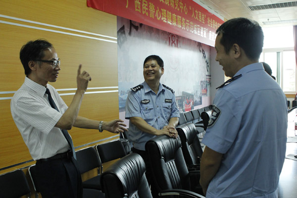 廖昌荫教授与民警代表交流（杨舒剑 摄）