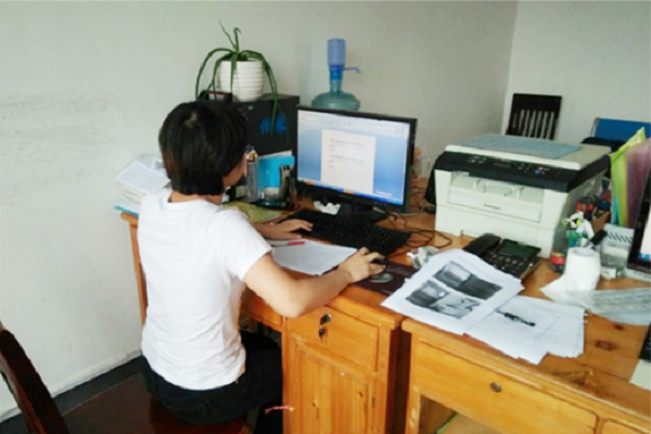 队员在办公室工作.png