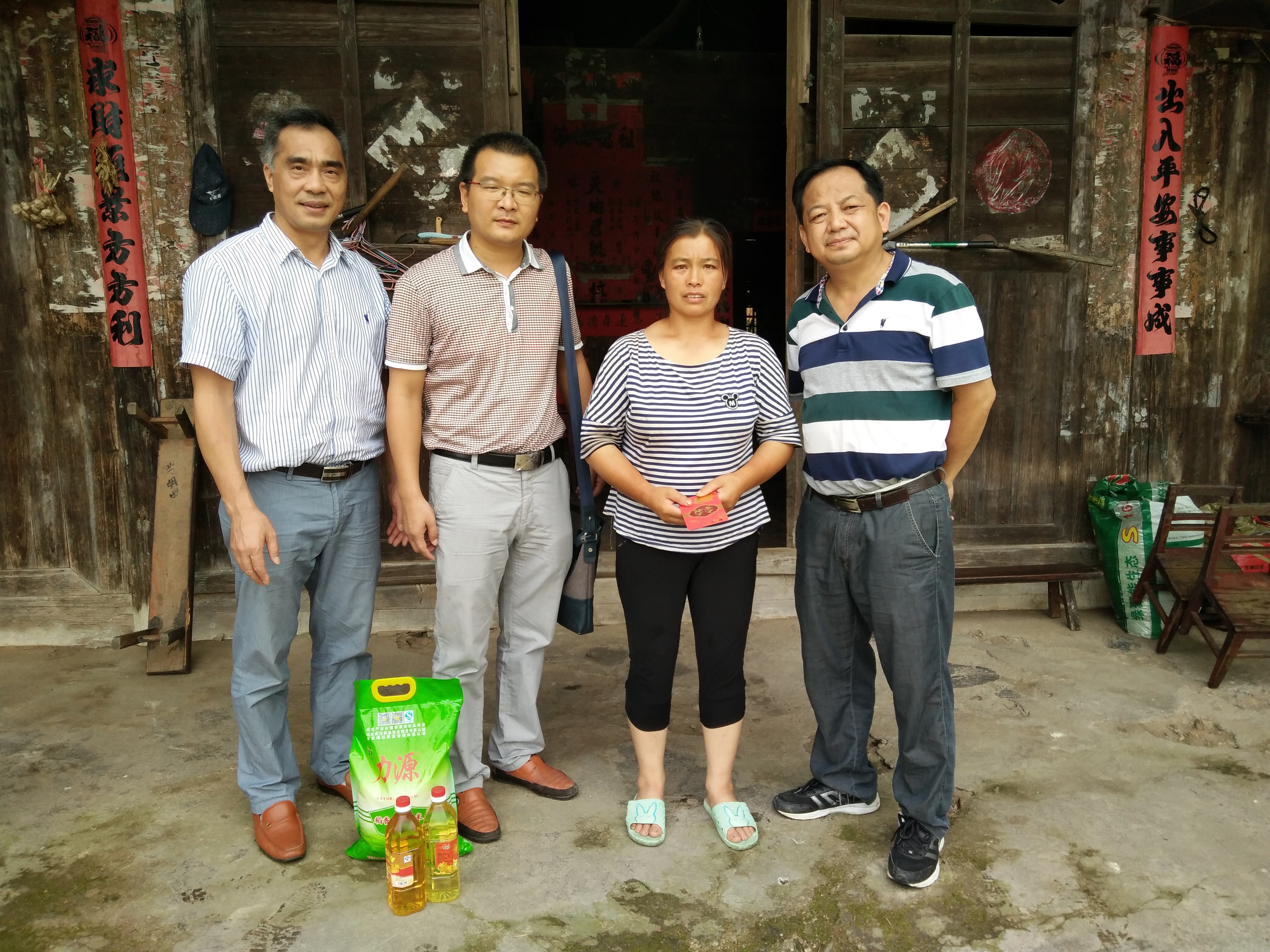 法学院政治与公共管理学院到帮扶户家中看望贫困户.jpg
