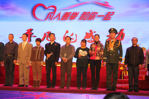 2012年12月何乃柱（图中）获评兰州市“凡人善举，和你一起”年度人物