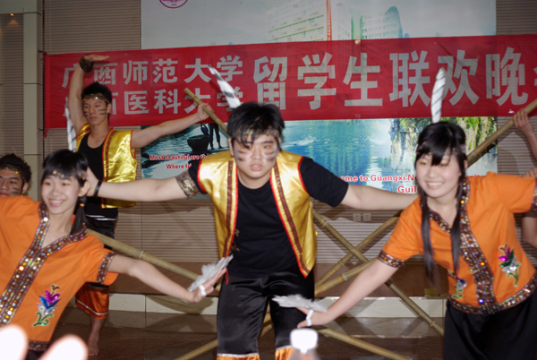 医科大印尼留学生表演的《竹竿舞》。