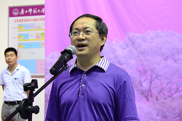 我校党委副书记唐仁郭宣布本届大学生跆拳道锦标赛闭幕