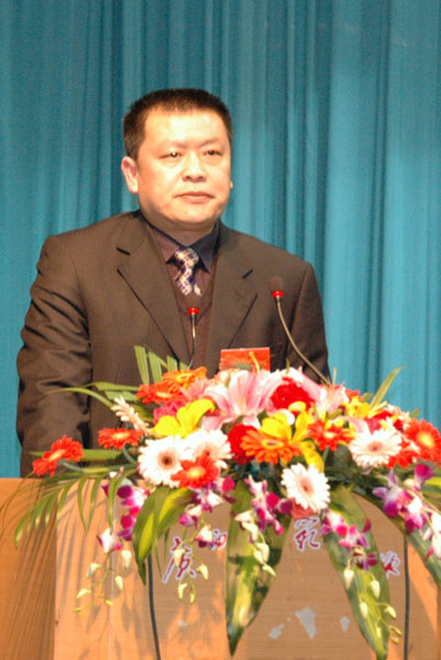 校党委副书记王源平主持大会。