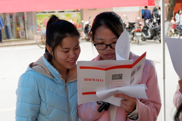 认真阅读宣传册.jpg 认真阅读宣传册.jpg