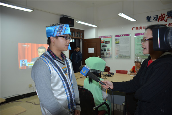 桂林电视台记者采访我校学生谈观看两会感受（宣传部 杨凯摄）