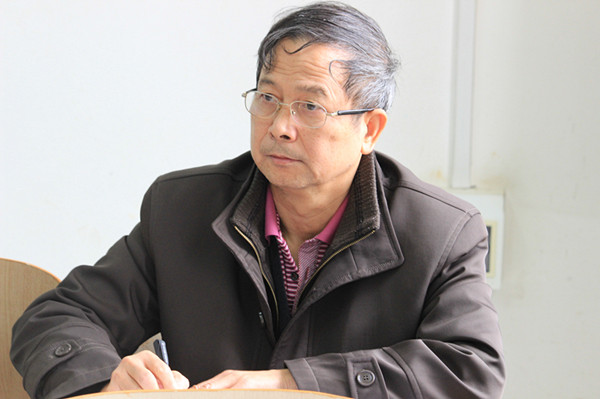 教学视导员徐克伦老师认真听课