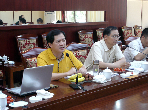 我校党委组织部代理部长唐仁郭代表我校在会上发言。