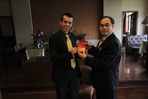 双方互赠纪念品