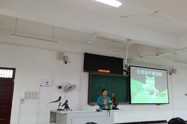 2张科长在为同学们普及猫儿山的知识.jpg