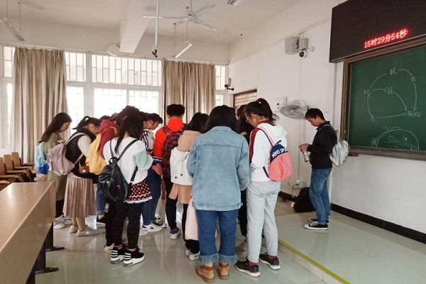 4讲座结束后，同学们围着谢老师咨询.jpg
