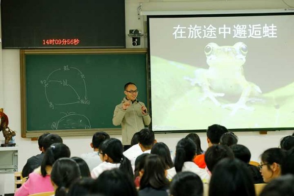 3谢老师正跟同学们分享自己拍摄蛙是的经历.jpg