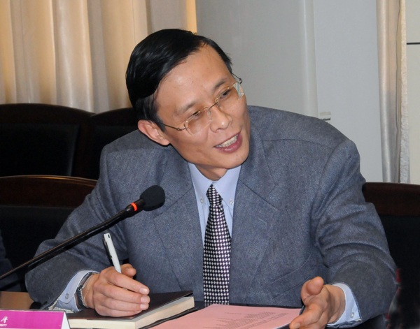 国务院学位办副主任李军在会上讲话。