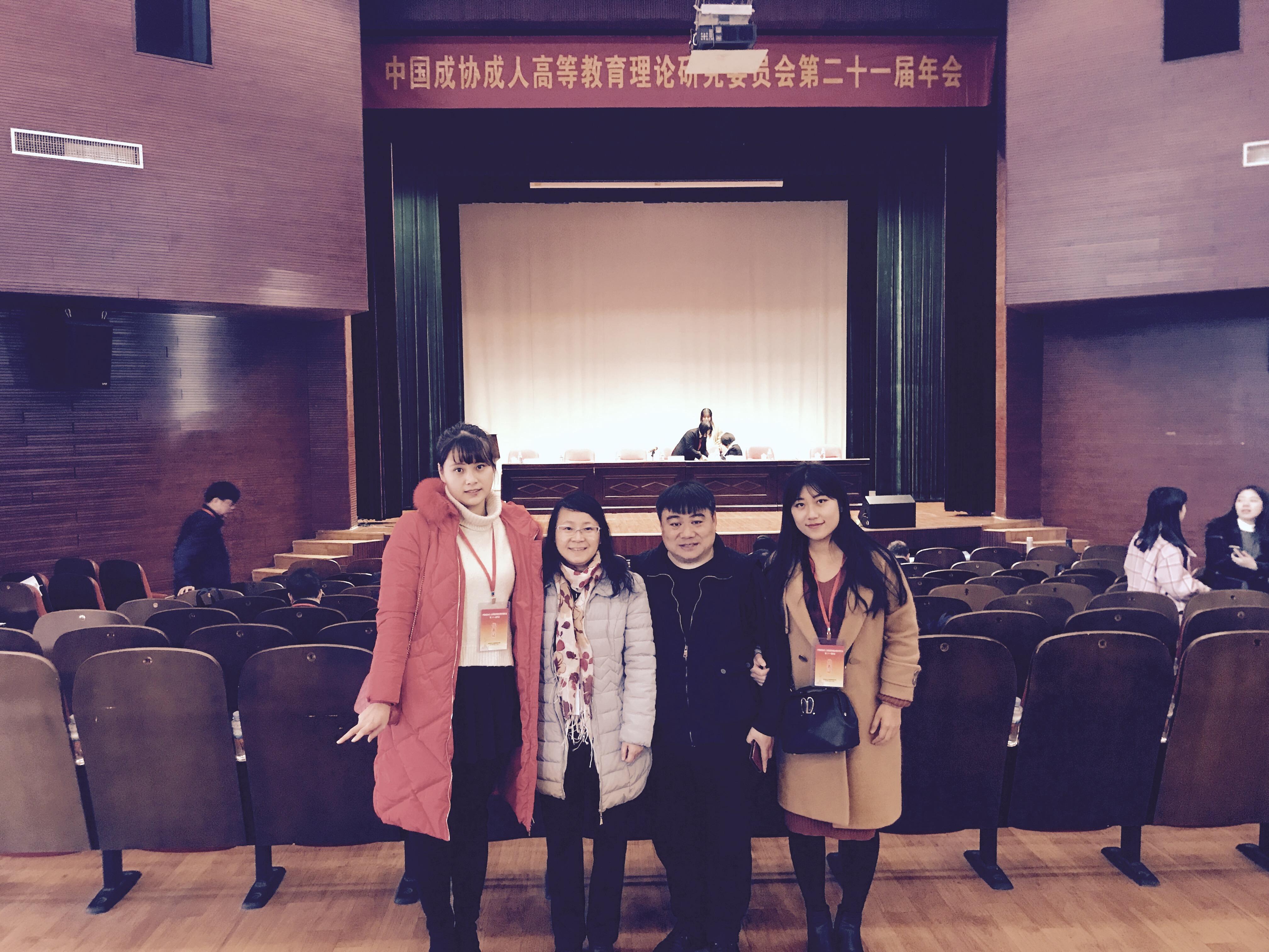 我校刘玉红教授（左二）、霍玉文研究员（右二）和研究生参加年会.png