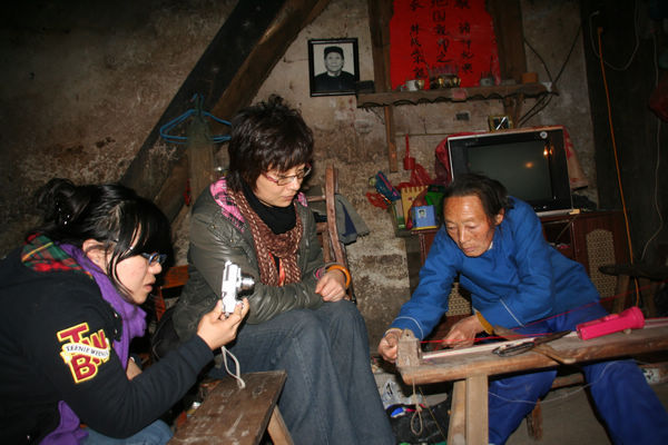 《瑶族盘王节链生社会经济文化延伸效应研究》课题组成员考察富川县平地瑶织锦工艺