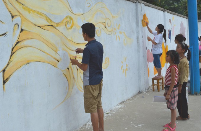 支教成员为学校操场描绘壁画