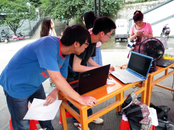 计信学子认真检查调试