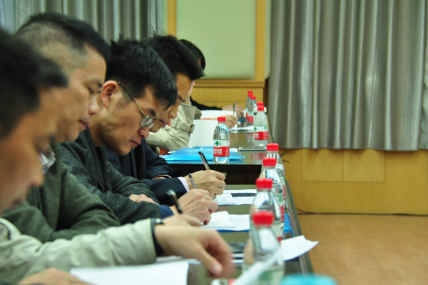 学员们认真听取报告（杨舒剑 摄）