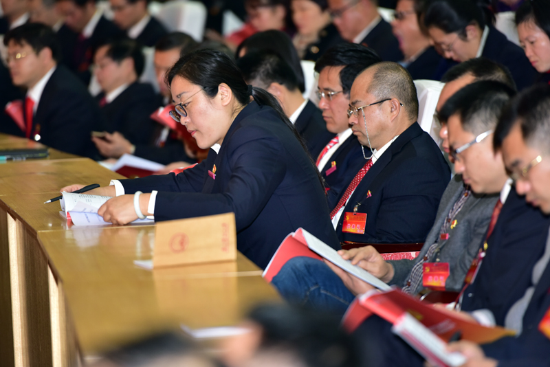 大会代表认真审议报告 - 副本.JPG 大会代表认真审议报告 - 副本.JPG