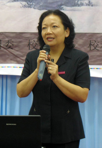 王枬教授在做讲座。
