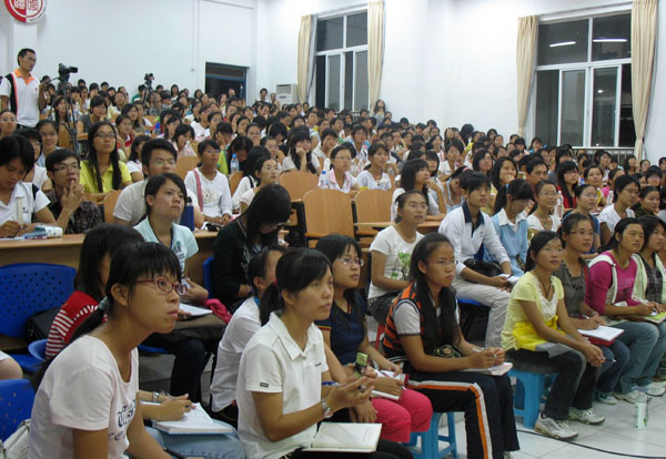 学生们聚精会神地聆听讲座。