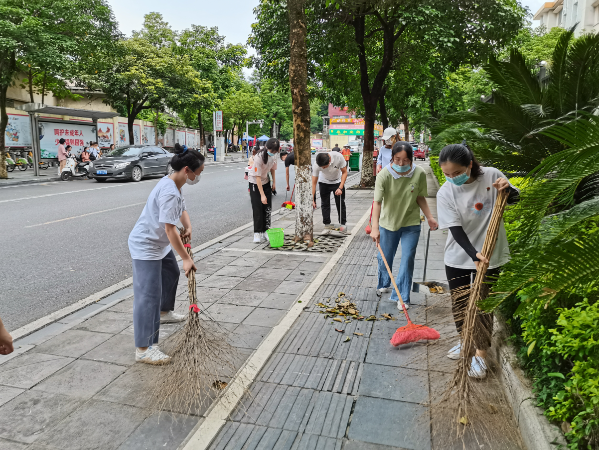 学生党员同志积极清扫街道垃圾