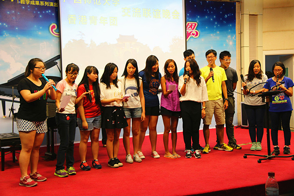 交流晚会上香港青年团成员表演小合唱
