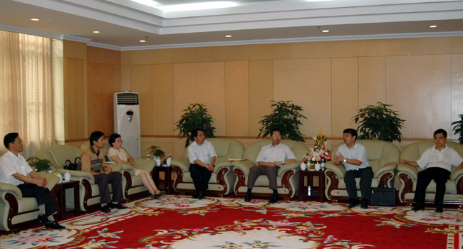 桂林市委领导与我校领导、教师代表进慰问座谈。