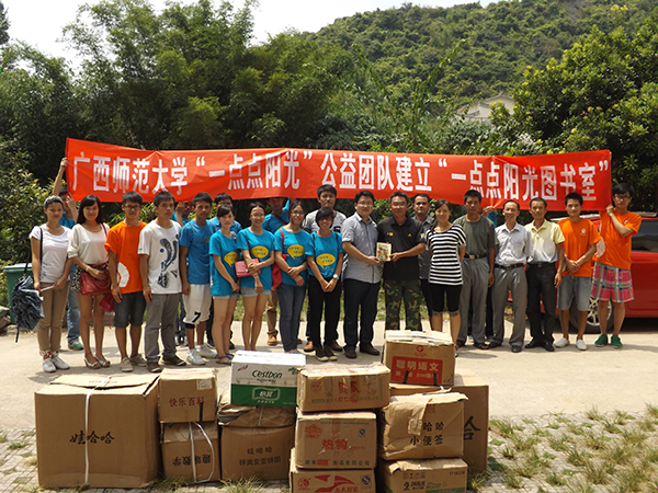 莲花镇人大主席唐衡中代表政府接受爱心捐赠