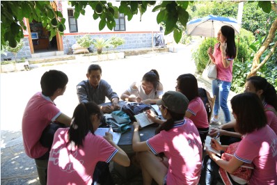 同学们与当地村民进行交谈