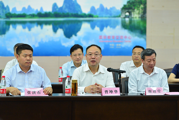 科技厅党组书记曹坤华在座谈会上讲话