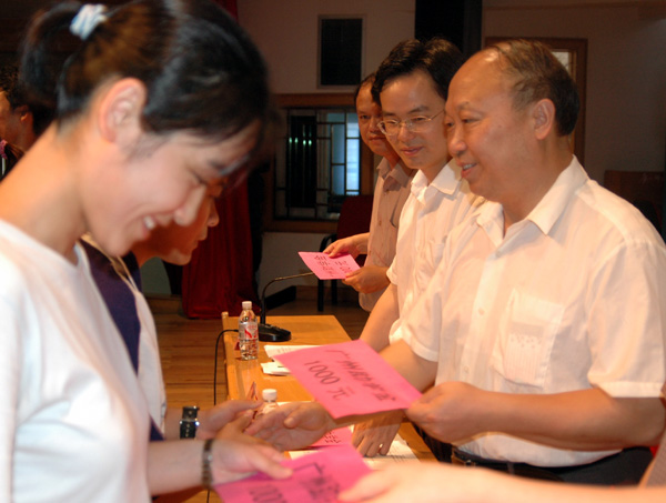 校党委副书记阳国亮（右）为获奖学生颁发奖、助学金。