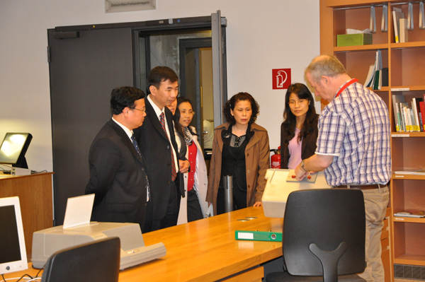 我校代表团在参观德累斯顿工业大学图书馆