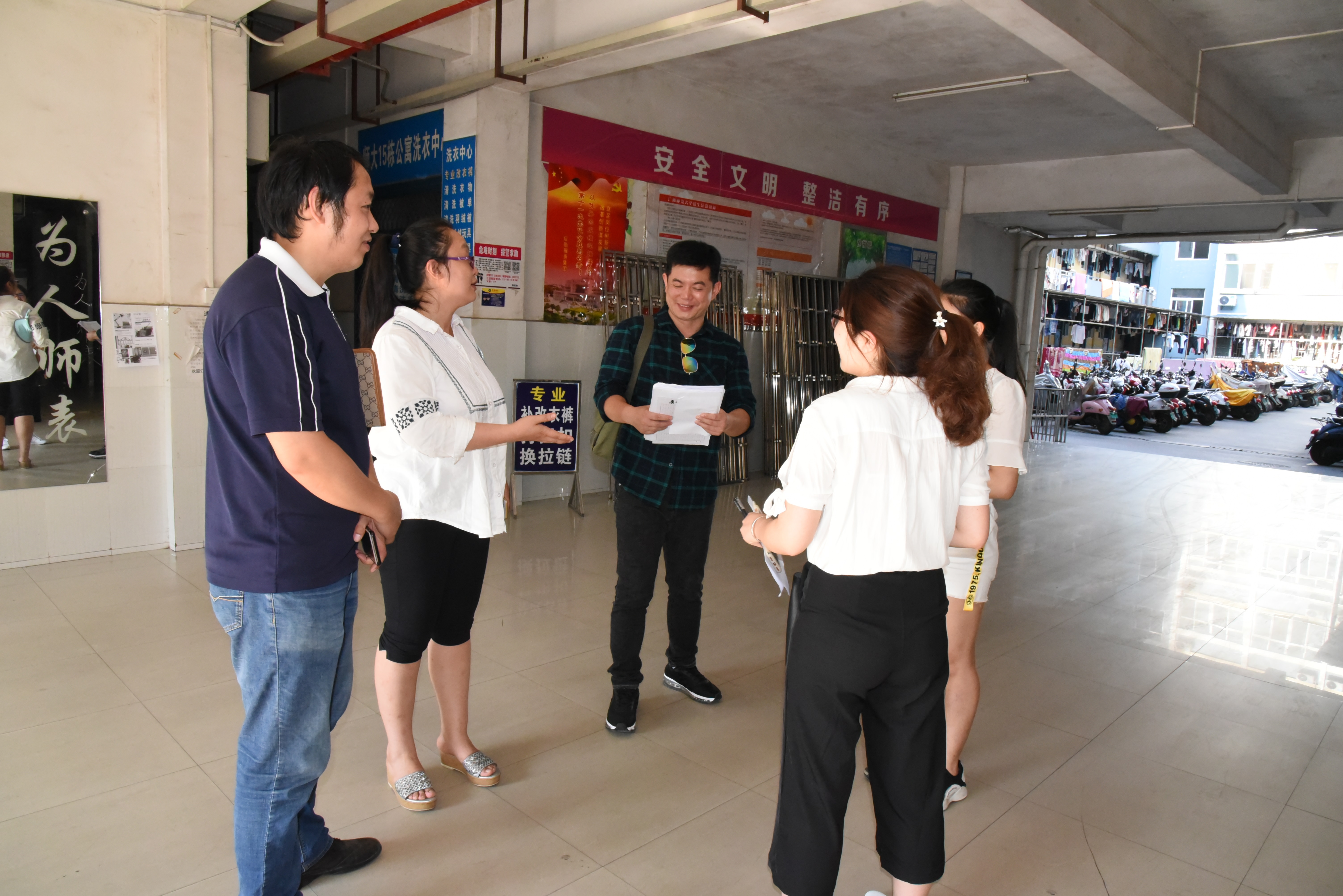 走访学生宿舍.JPG