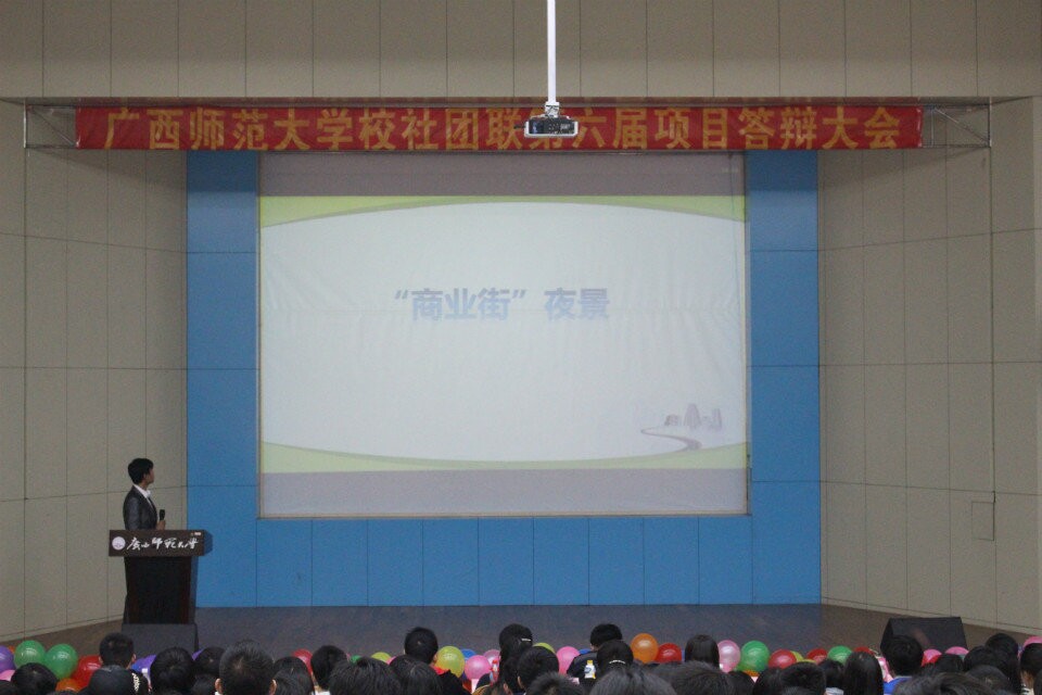 社团负责人在进行社团项目展示