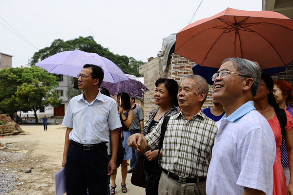 张振兴先生（右二）带领学员到贺州市鹅塘镇芦岗壮寨考察语言生态