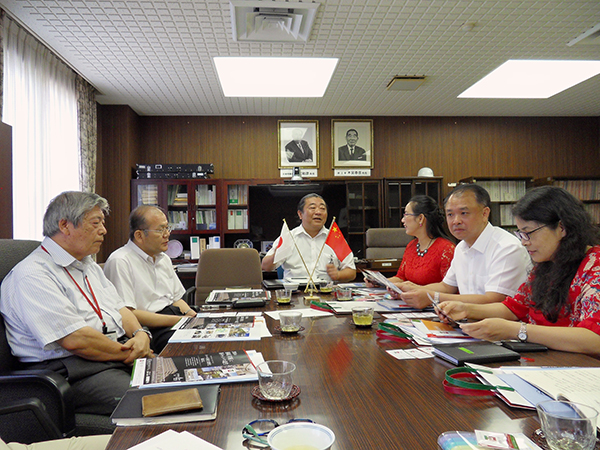 访问日本常叶大学，与该校稻叶光彦副校长会谈