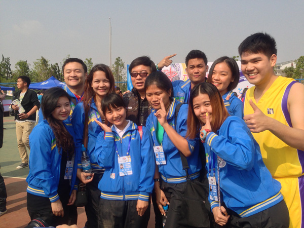 篮球赛场上央视体育频道韩乔生老师为我校代表队加油鼓劲