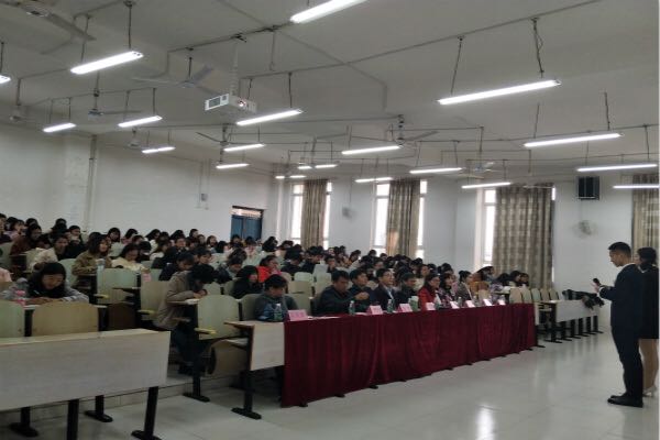 同学们认真聆听实习汇报.png