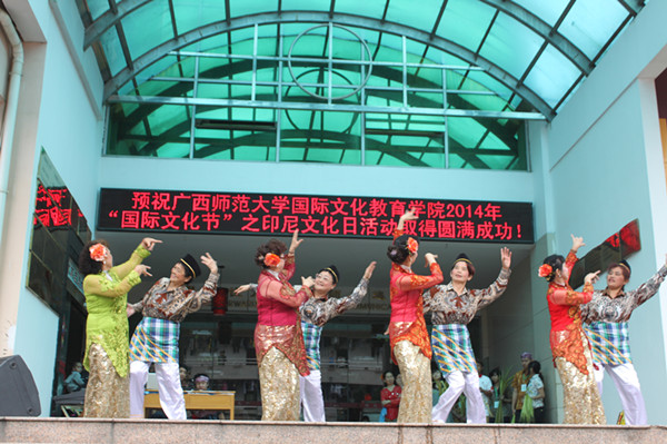 桂林华侨农场的归国印尼华侨在开幕式上精彩的表演