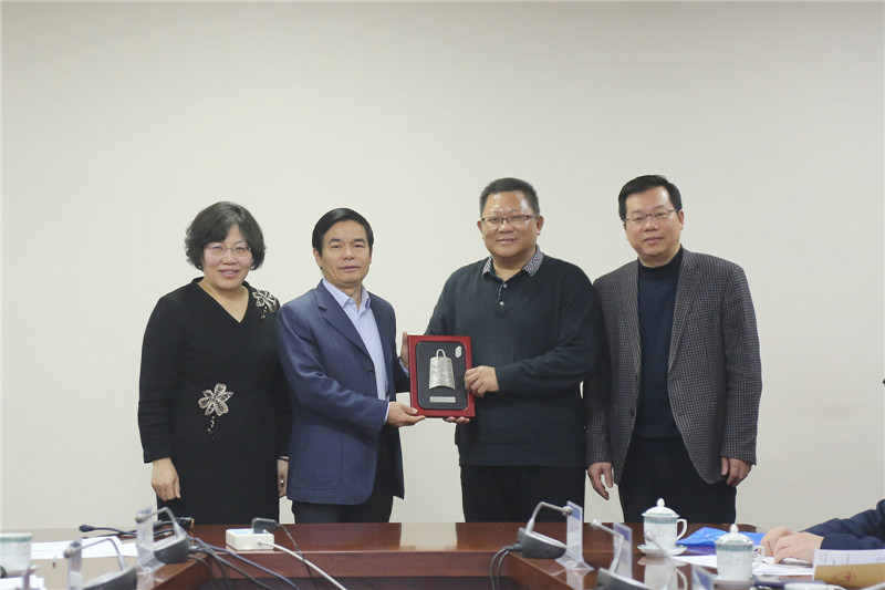 C:/Documents and Settings/qiaoliang/桌面/北师大赠送“木铎金钟”.jpg C:/Documents and Settings/qiaoliang/桌面/北师大赠送“木铎金钟”.jpg