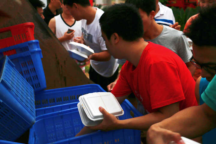 广西师范大学安排铲车到学生宿舍给学生送盒饭4.jpg